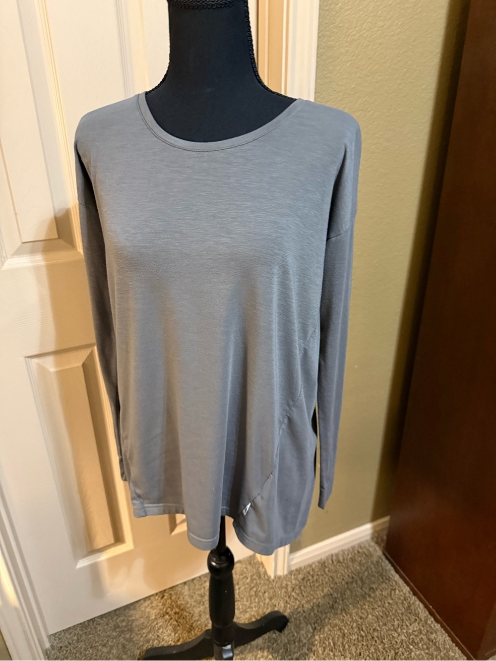 On Running Women's Long-Sleeve Crewneck Top in Slate